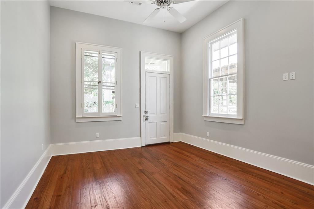 1915 DAUPHINE Street Left
