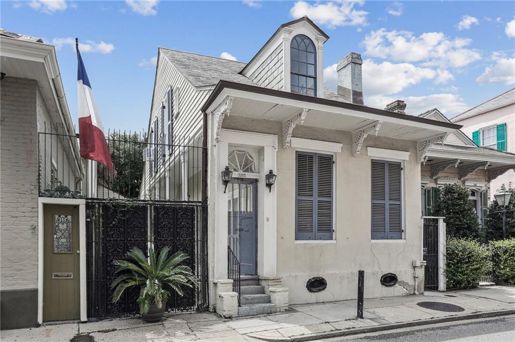 1122 DAUPHINE Street