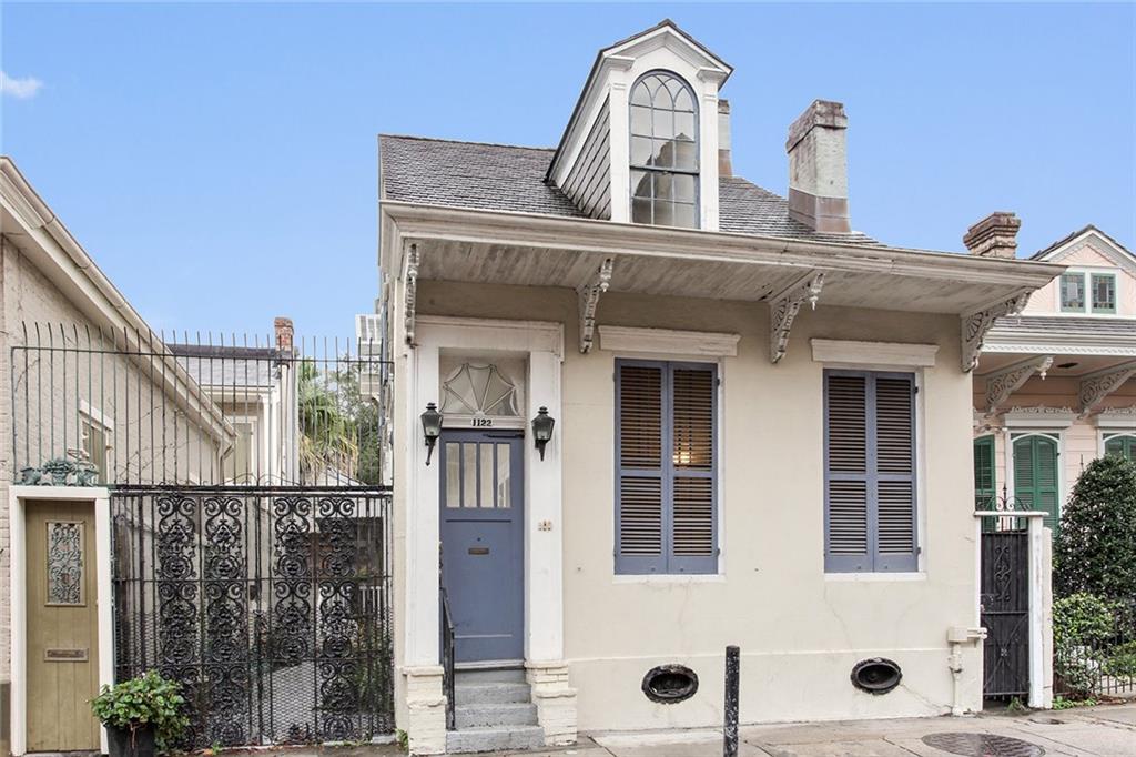 1122 DAUPHINE Street