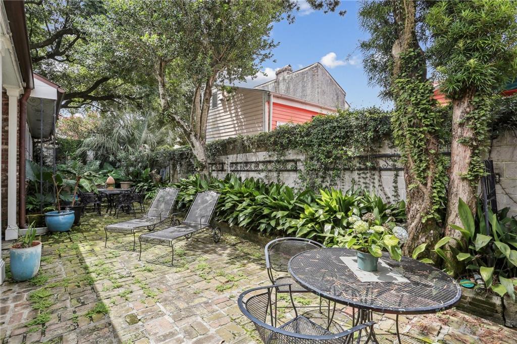 1122 DAUPHINE Street