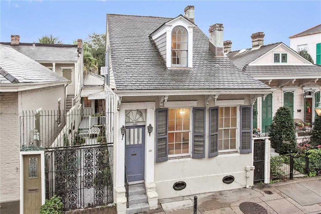 1122 DAUPHINE Street