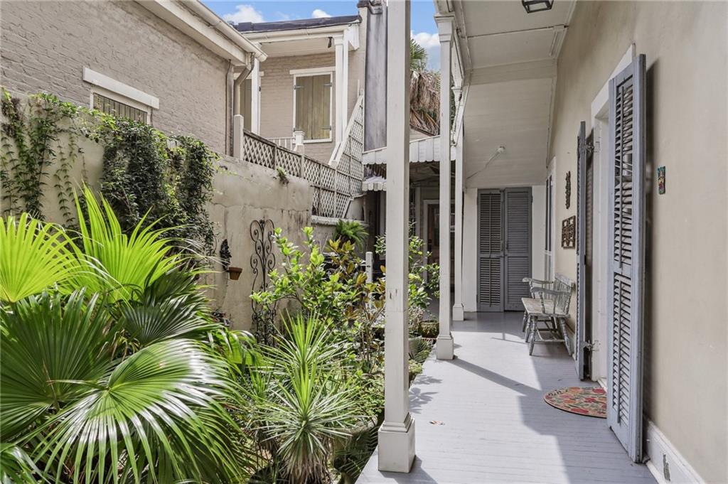 1122 DAUPHINE Street