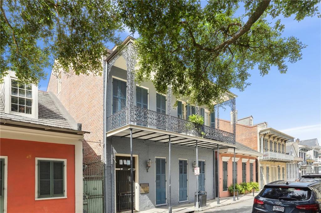 718 BARRACKS Street 6