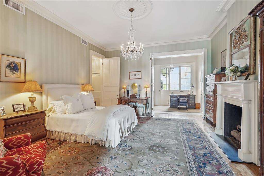 1229 CHARTRES Street