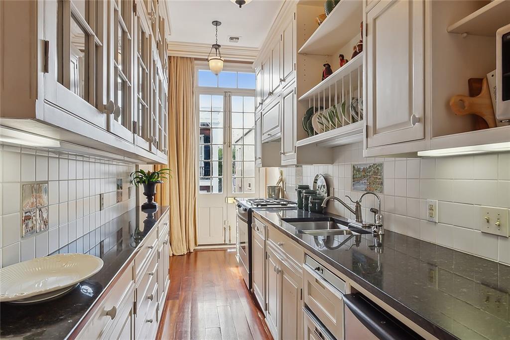 1229 CHARTRES Street