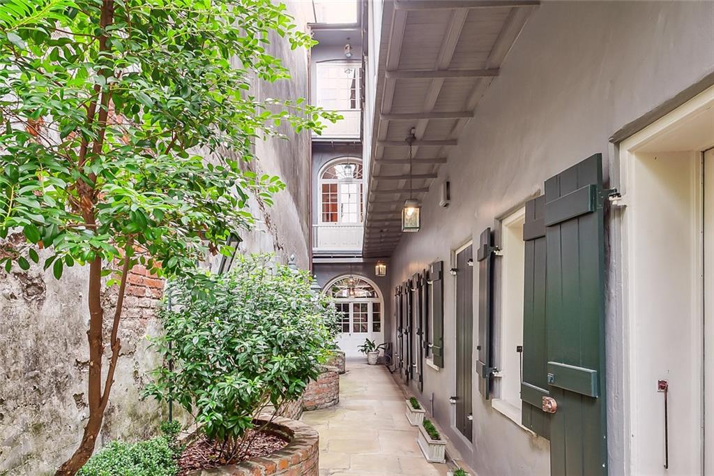 1229 CHARTRES Street