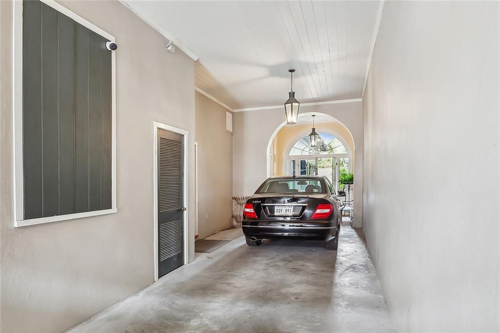 1229 CHARTRES Street