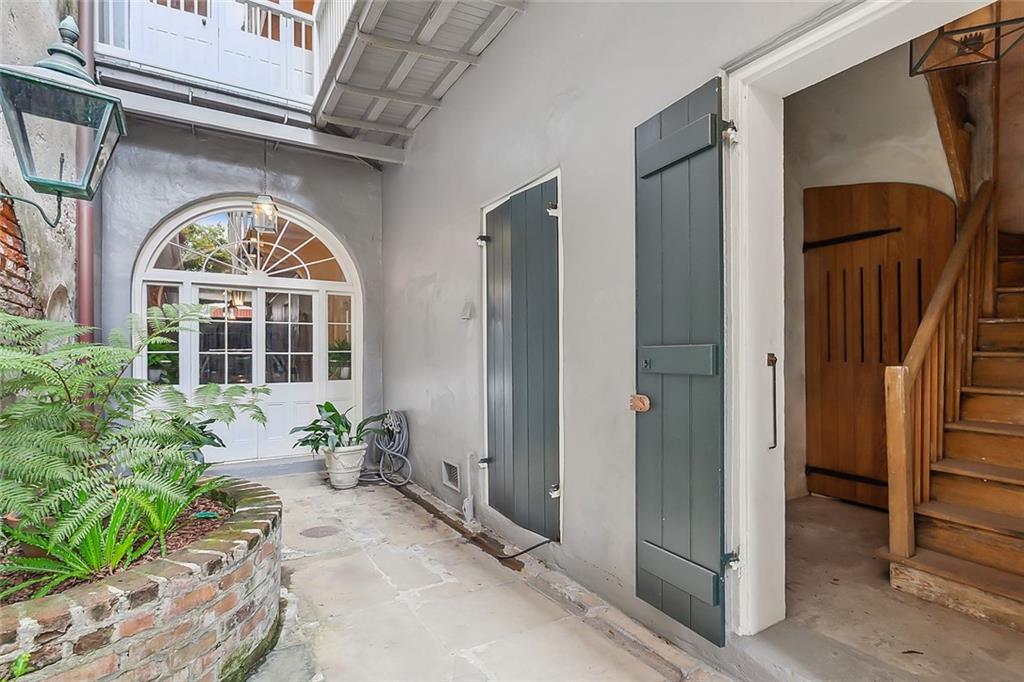 1229 CHARTRES Street