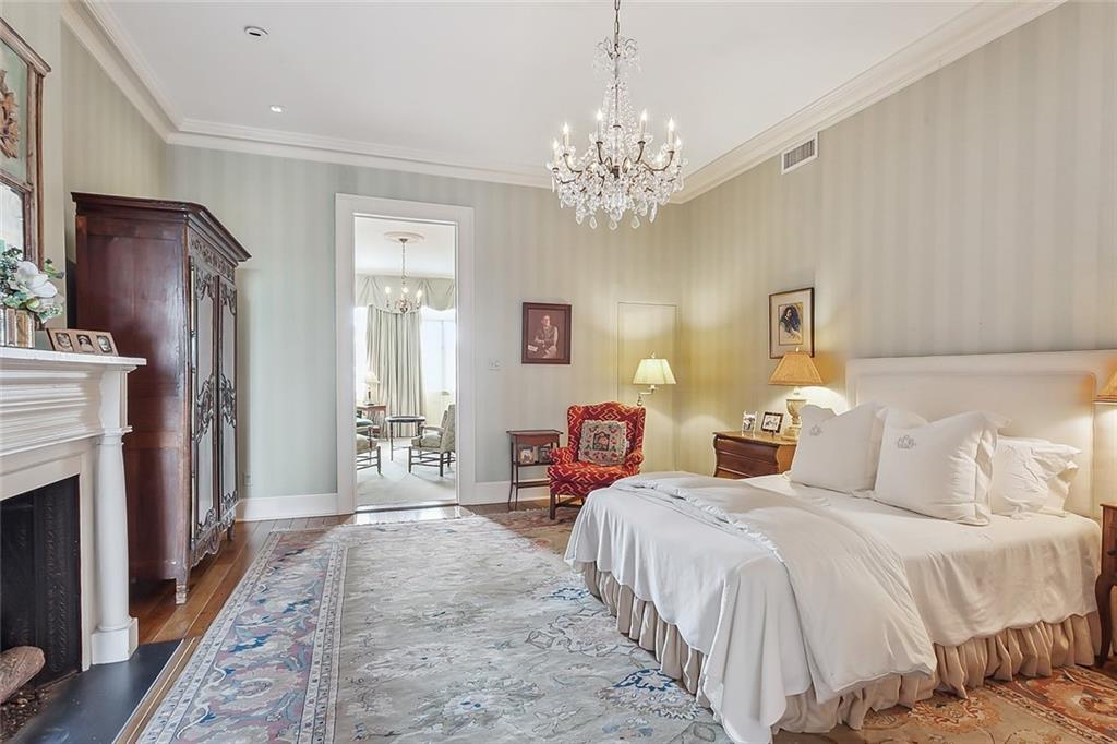 1229 CHARTRES Street