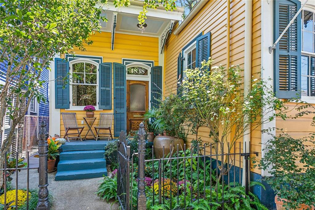 1838 BURGUNDY Street