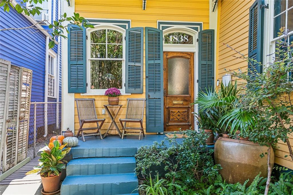1838 BURGUNDY Street