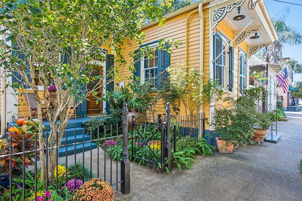 1838 BURGUNDY Street