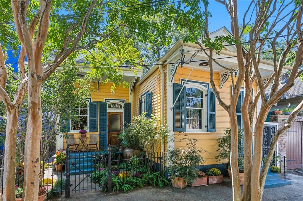 1838 BURGUNDY Street