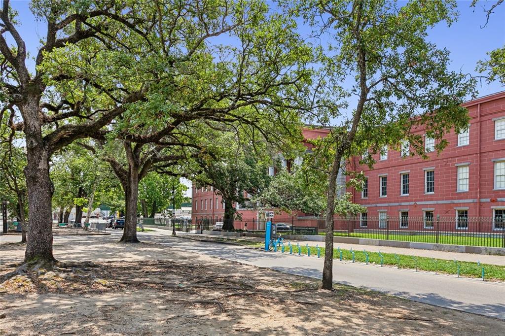 427 ESPLANADE Avenue 104