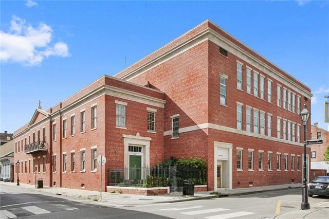 818 DAUPHINE Street TH100