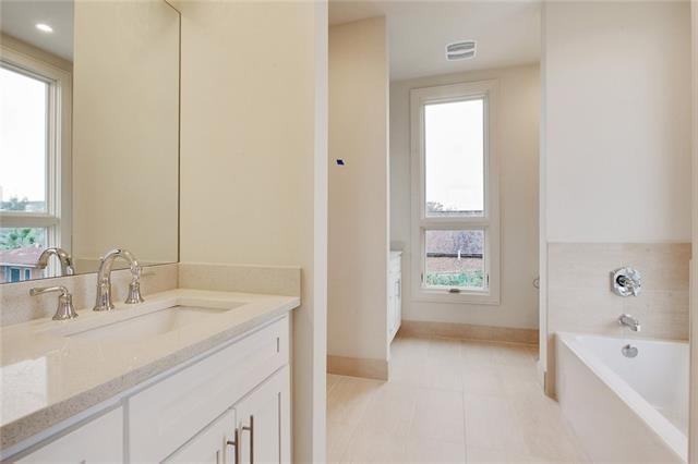 818 DAUPHINE Street TH100