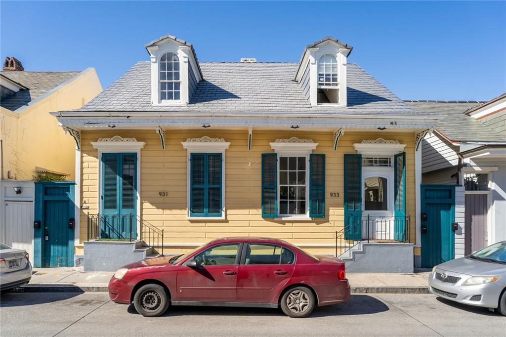 933 DAUPHINE Street A