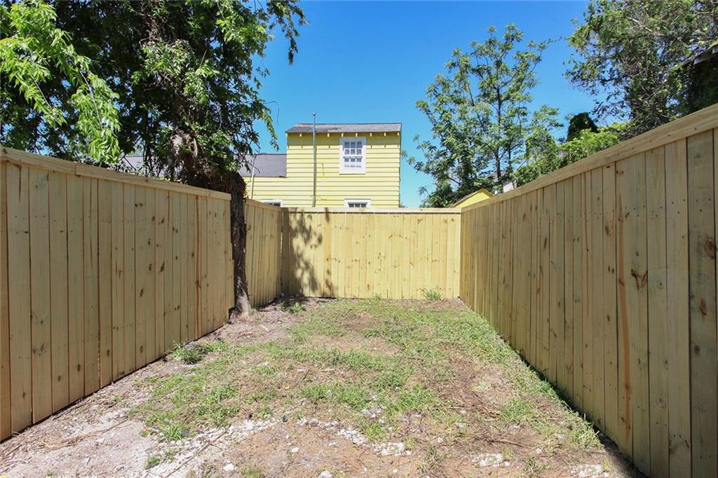 1808 LEONIDAS Street