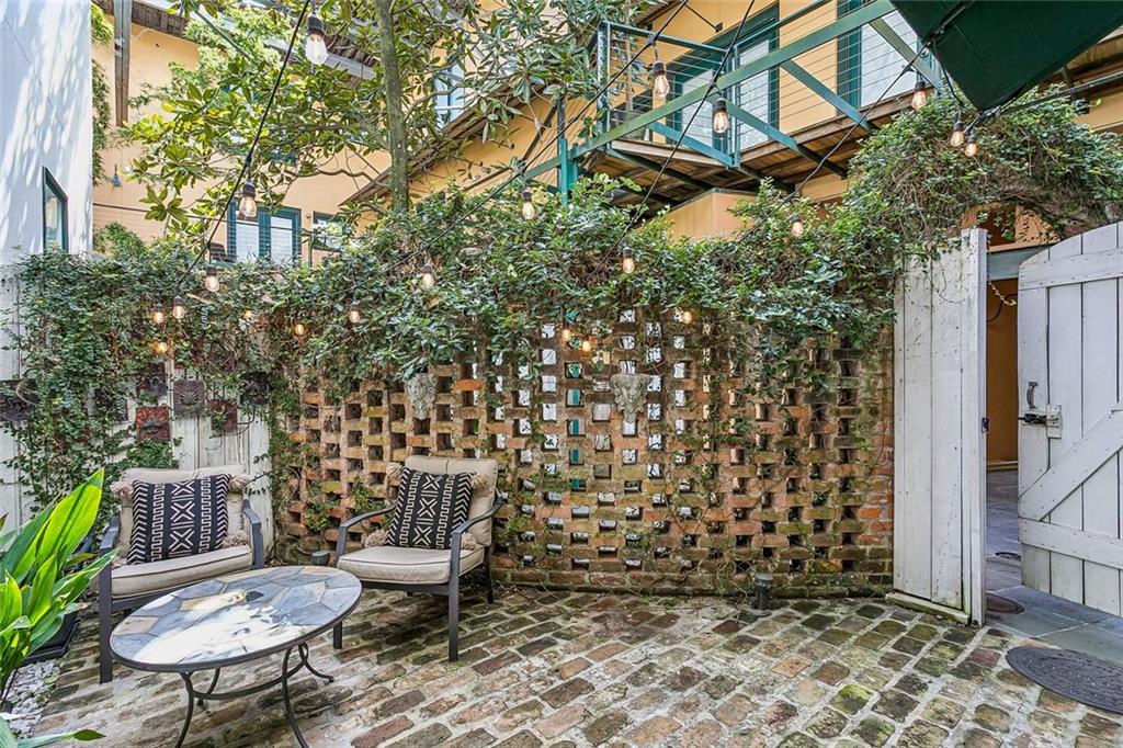 1201 CHARTRES Street 18