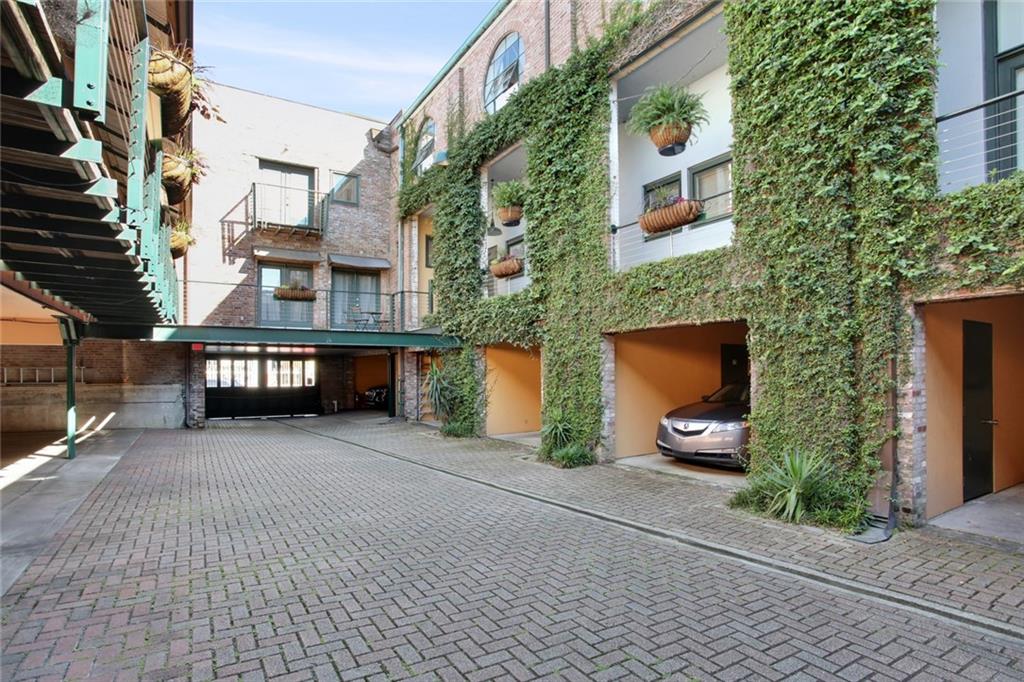 1201 CHARTRES Street 18