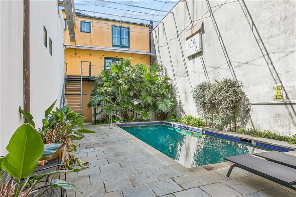 1201 CHARTRES Street 18