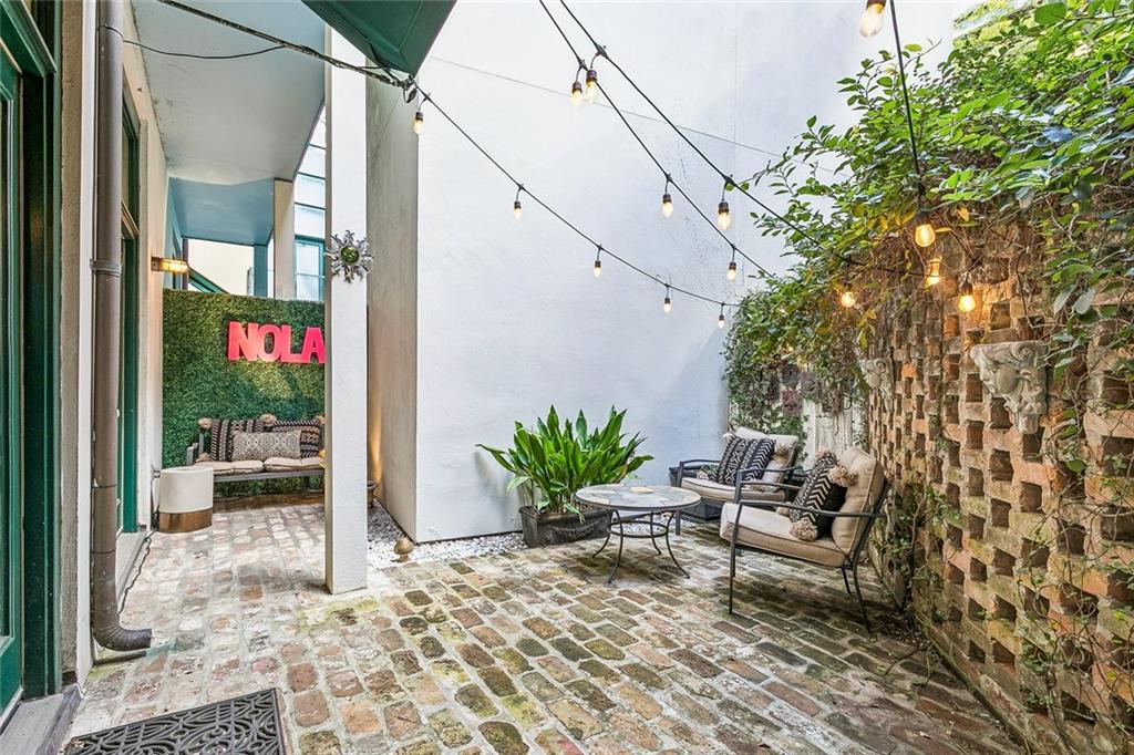 1201 CHARTRES Street 18
