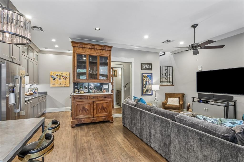 1201 CHARTRES Street 18