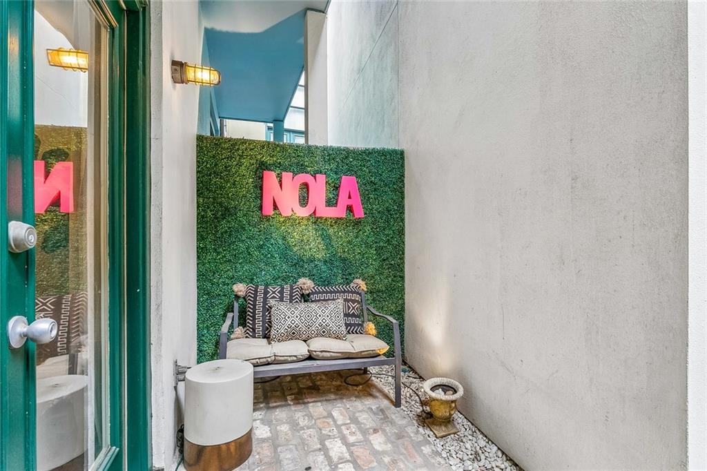 1201 CHARTRES Street 18