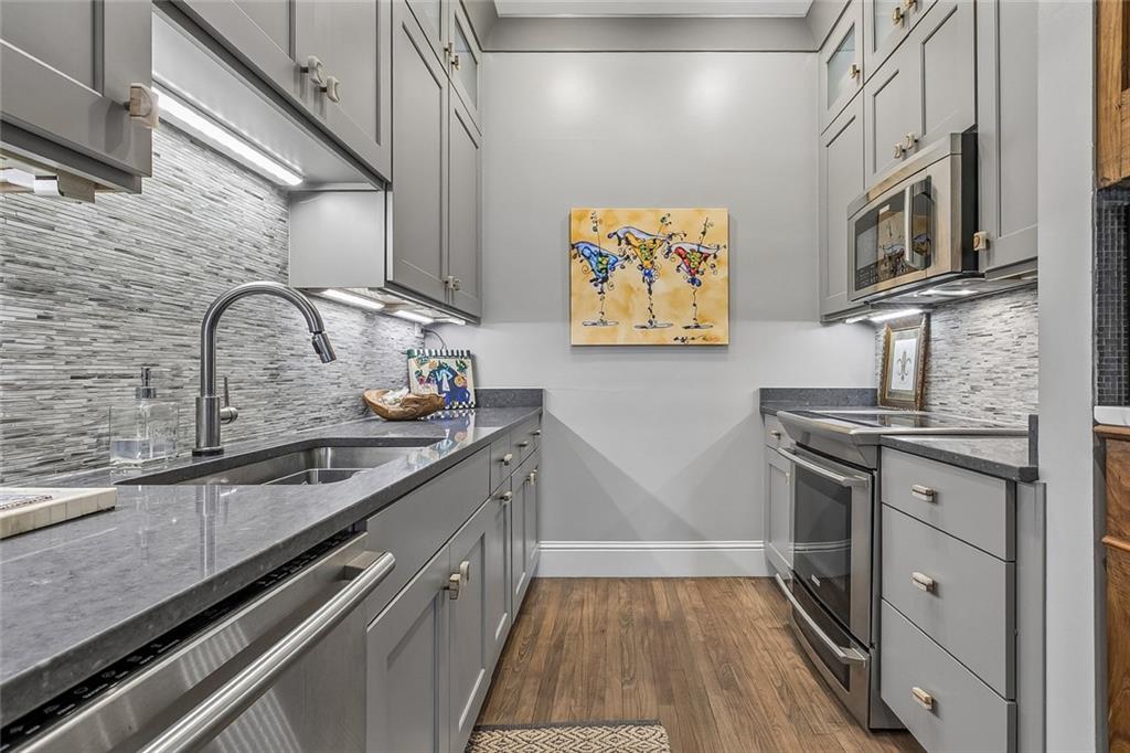 1201 CHARTRES Street 18