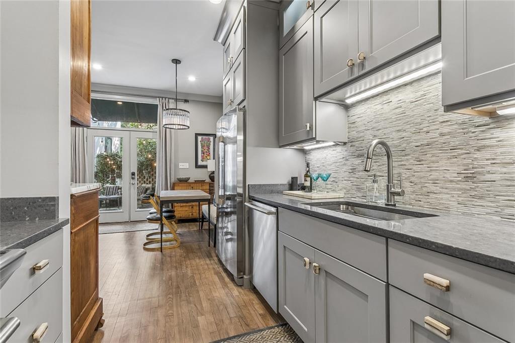 1201 CHARTRES Street 18