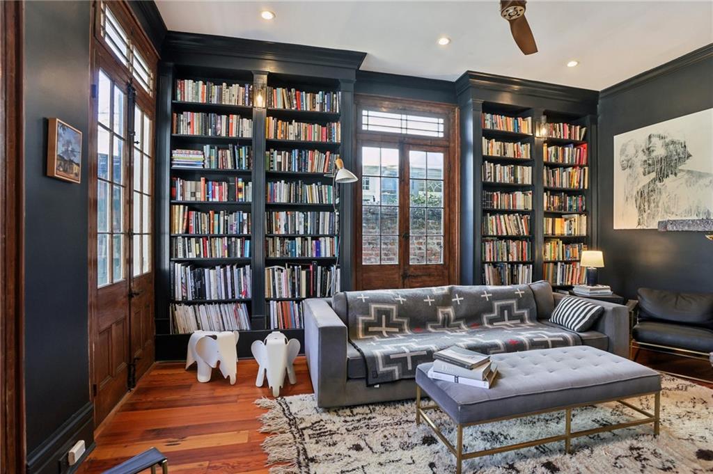 1114 BURGUNDY Street