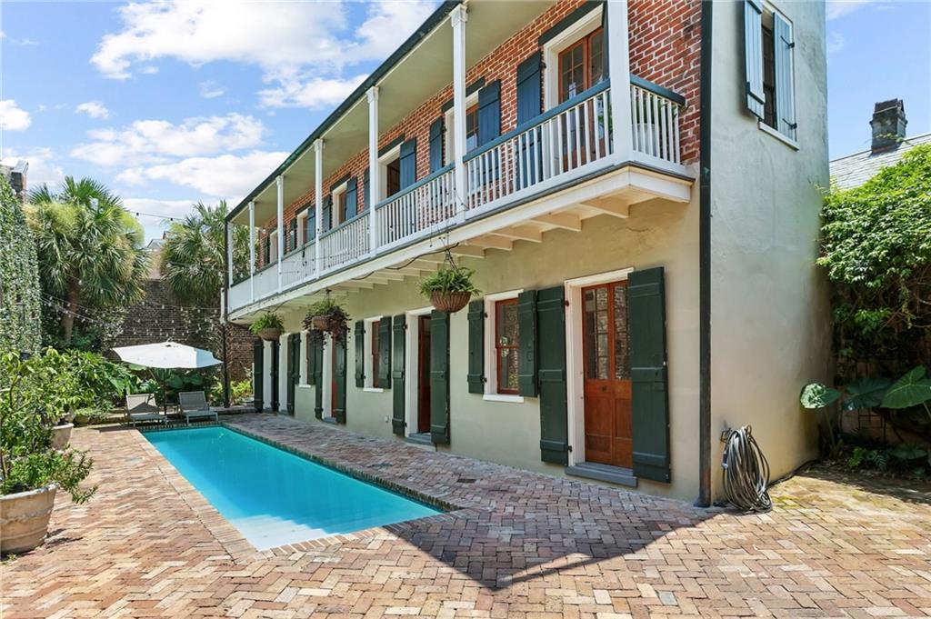 1114 BURGUNDY Street