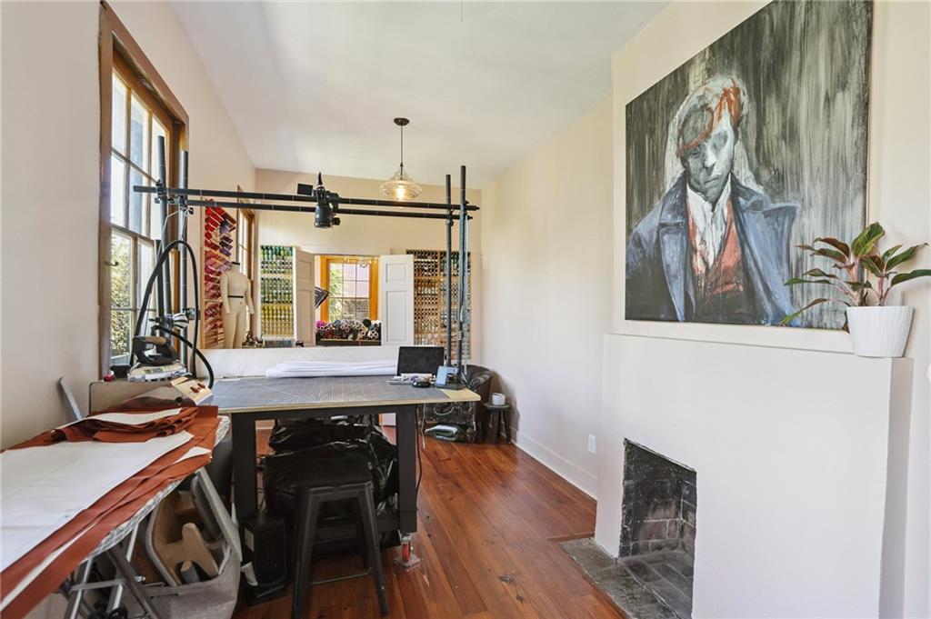 1114 BURGUNDY Street