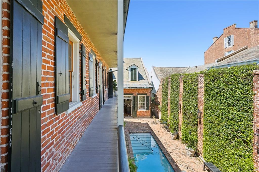 1114 BURGUNDY Street