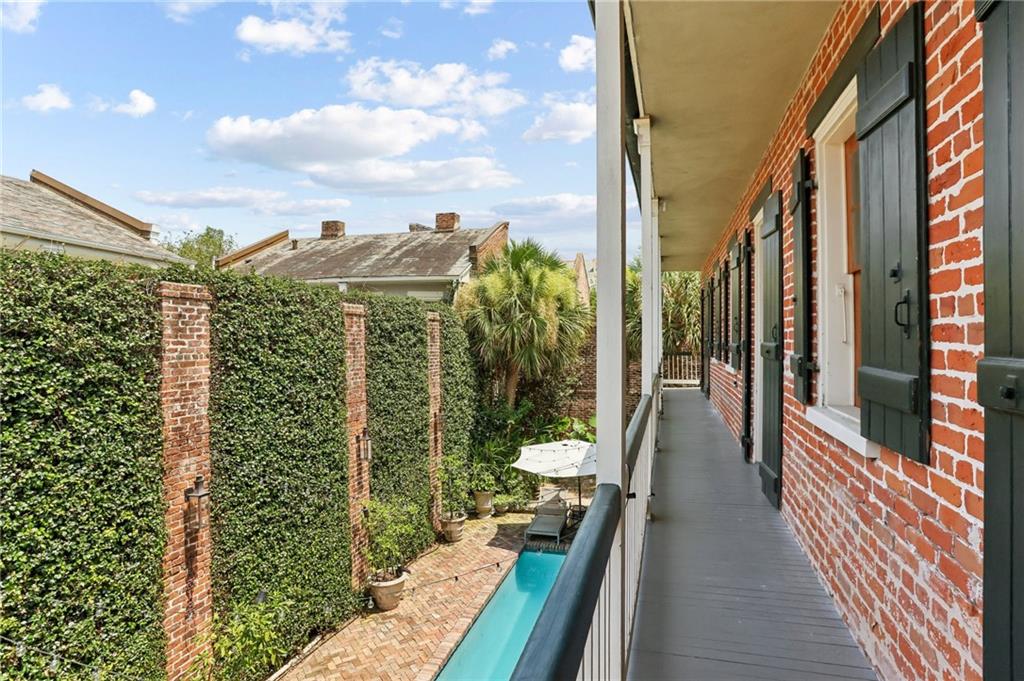 1114 BURGUNDY Street