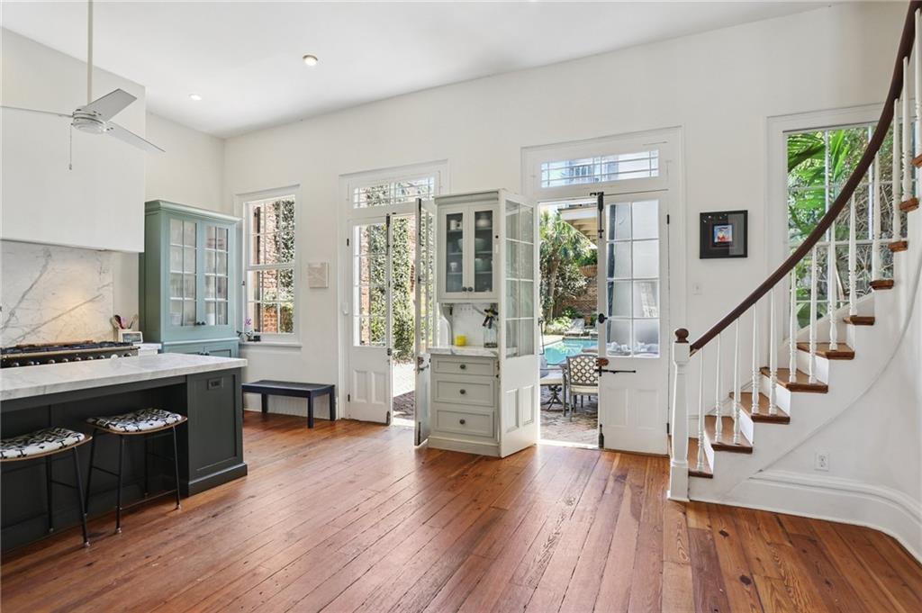 1114 BURGUNDY Street