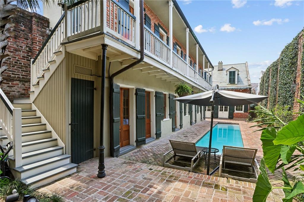 1114 BURGUNDY Street