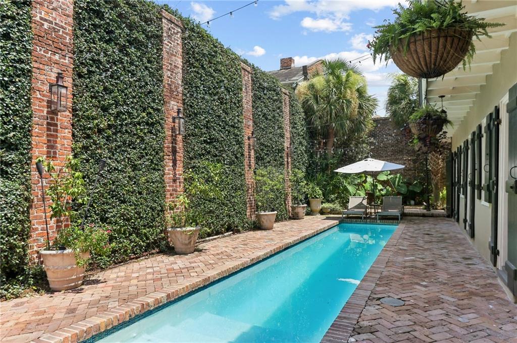 1114 BURGUNDY Street