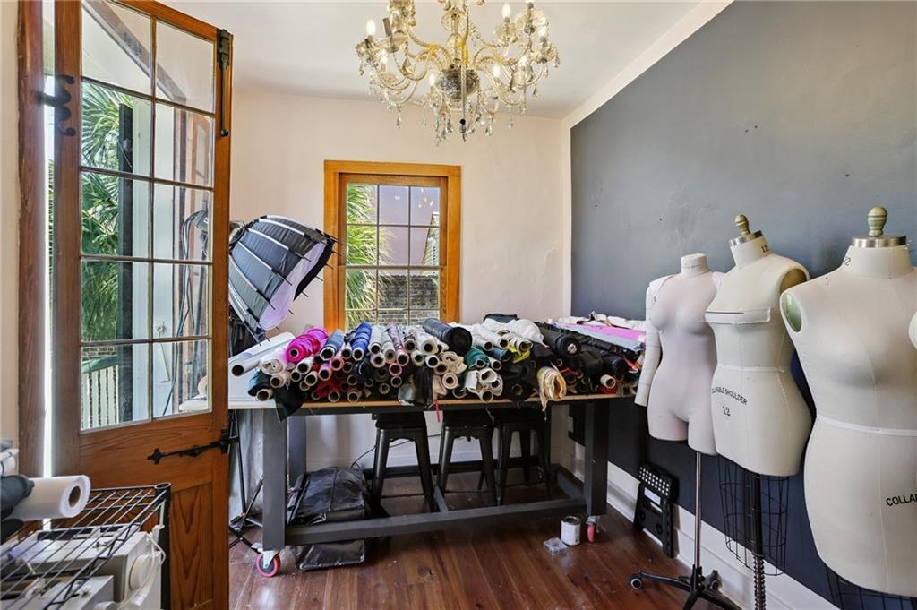 1114 BURGUNDY Street