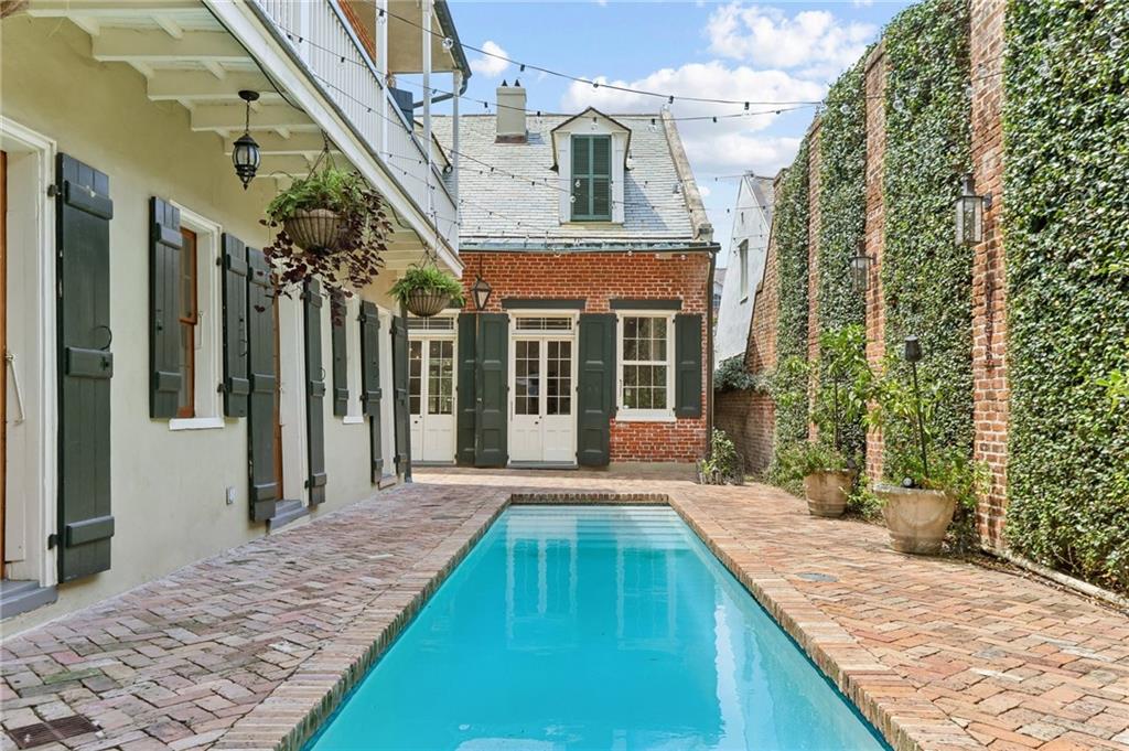 1114 BURGUNDY Street