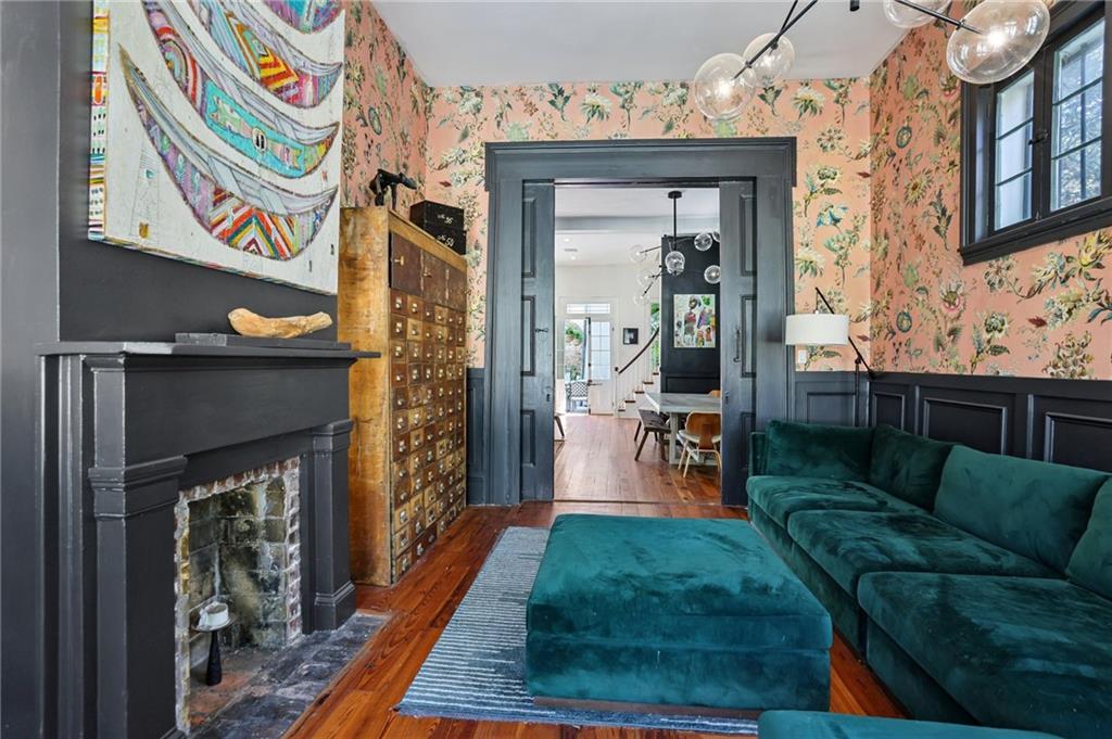 1114 BURGUNDY Street