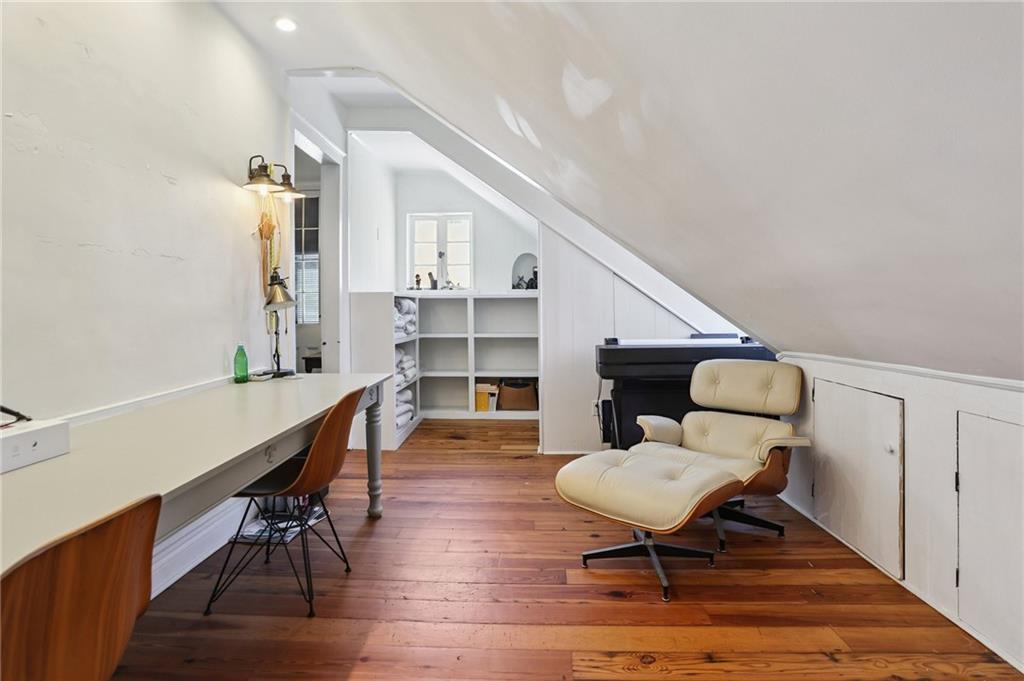 1114 BURGUNDY Street