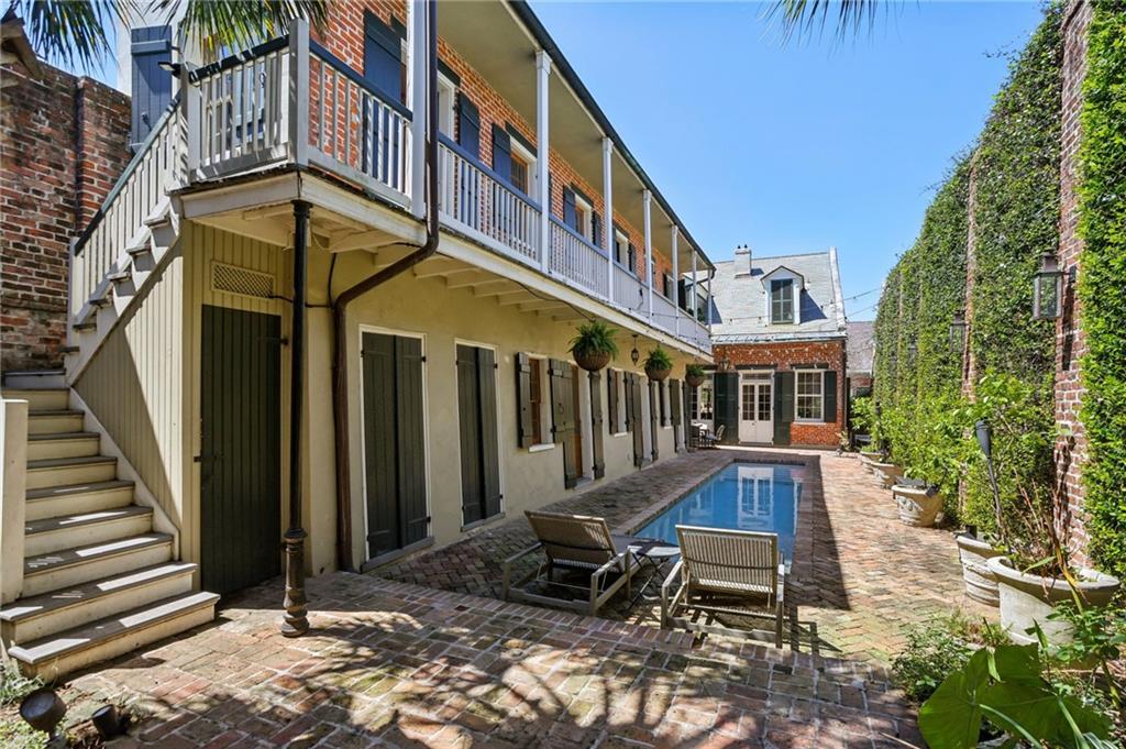 1114 BURGUNDY Street