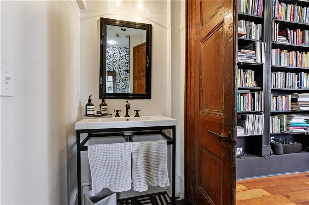 1114 BURGUNDY Street