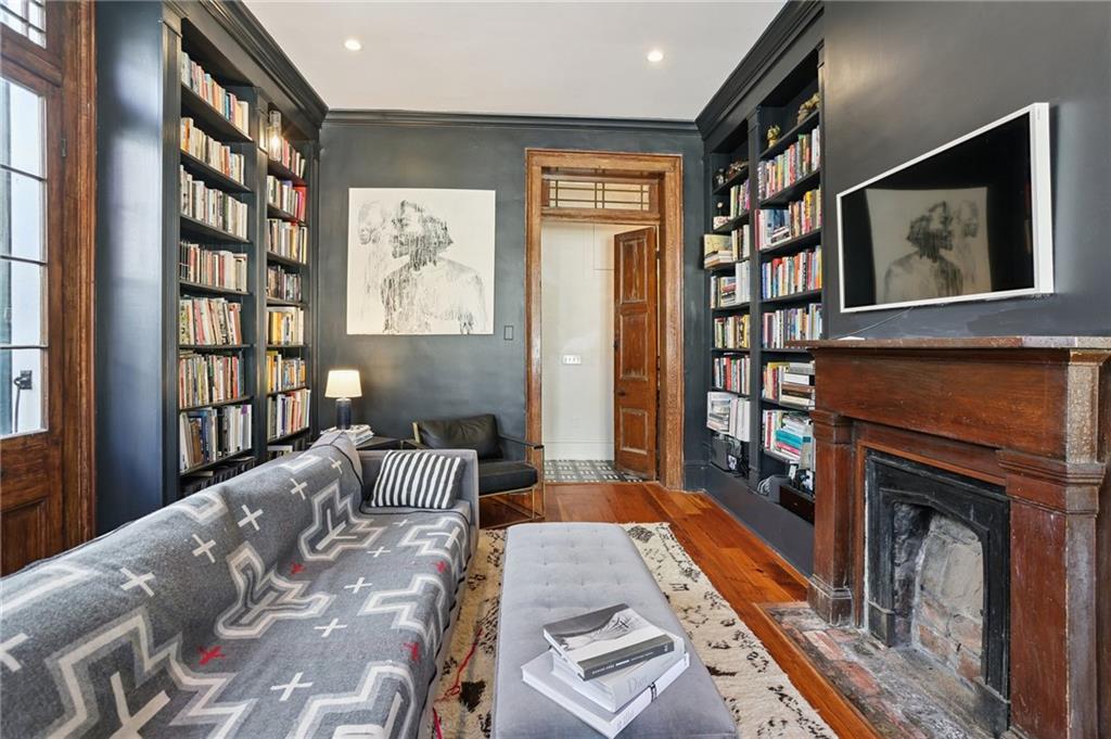 1114 BURGUNDY Street