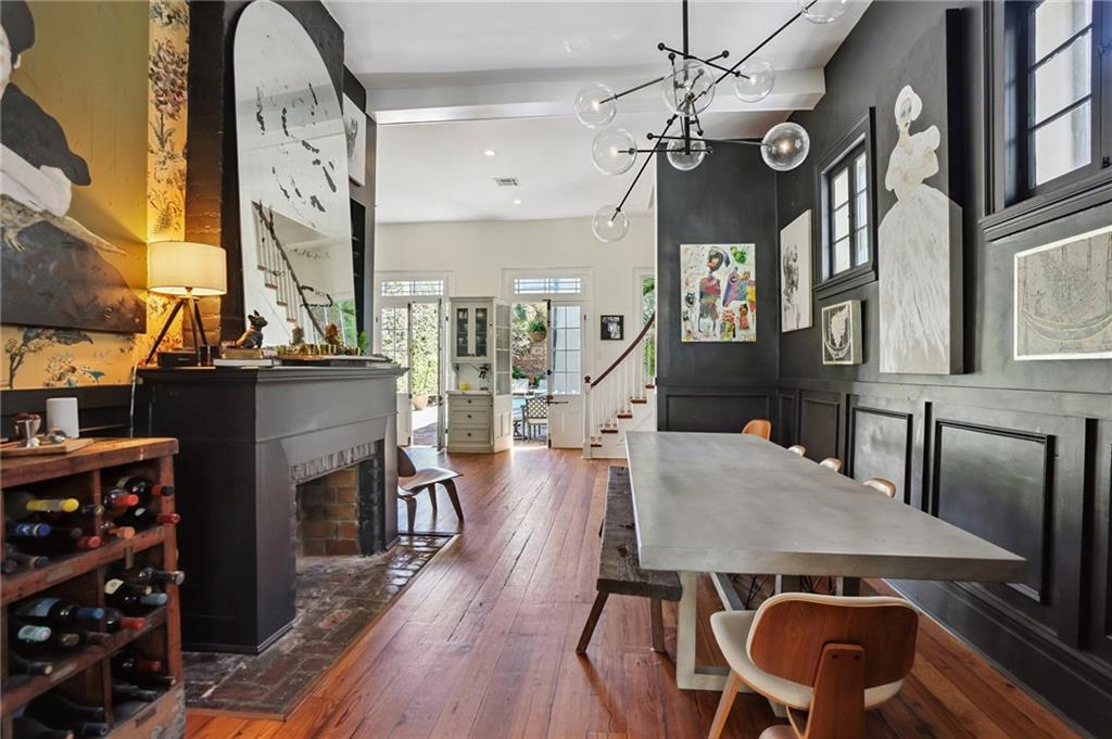 1114 BURGUNDY Street