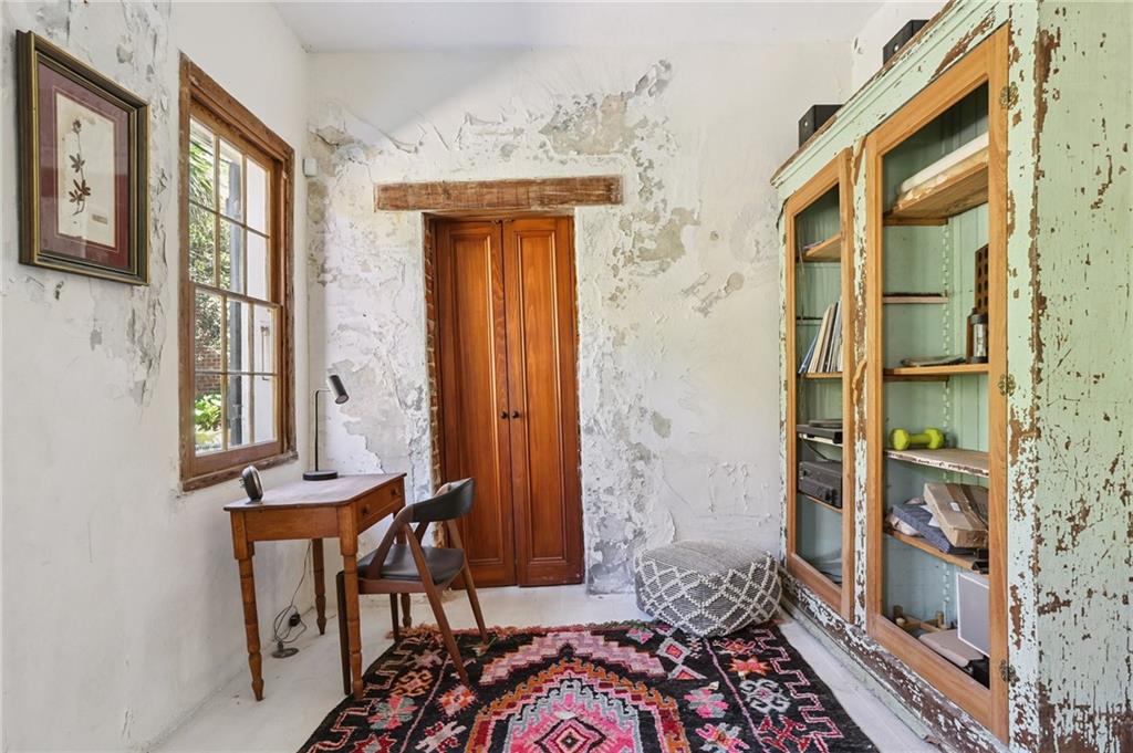 1114 BURGUNDY Street