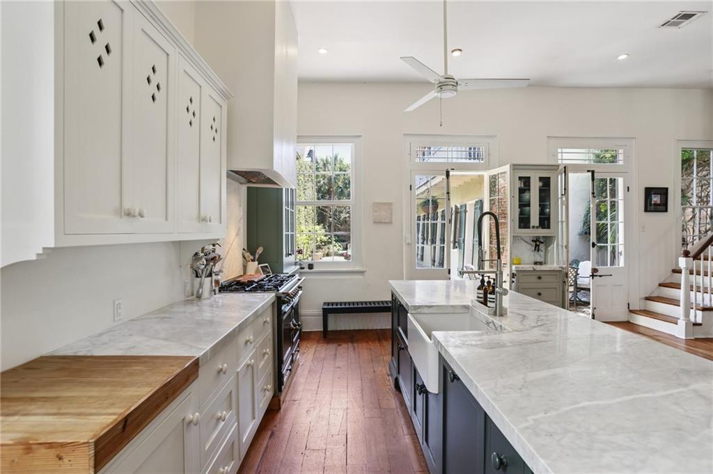 1114 BURGUNDY Street