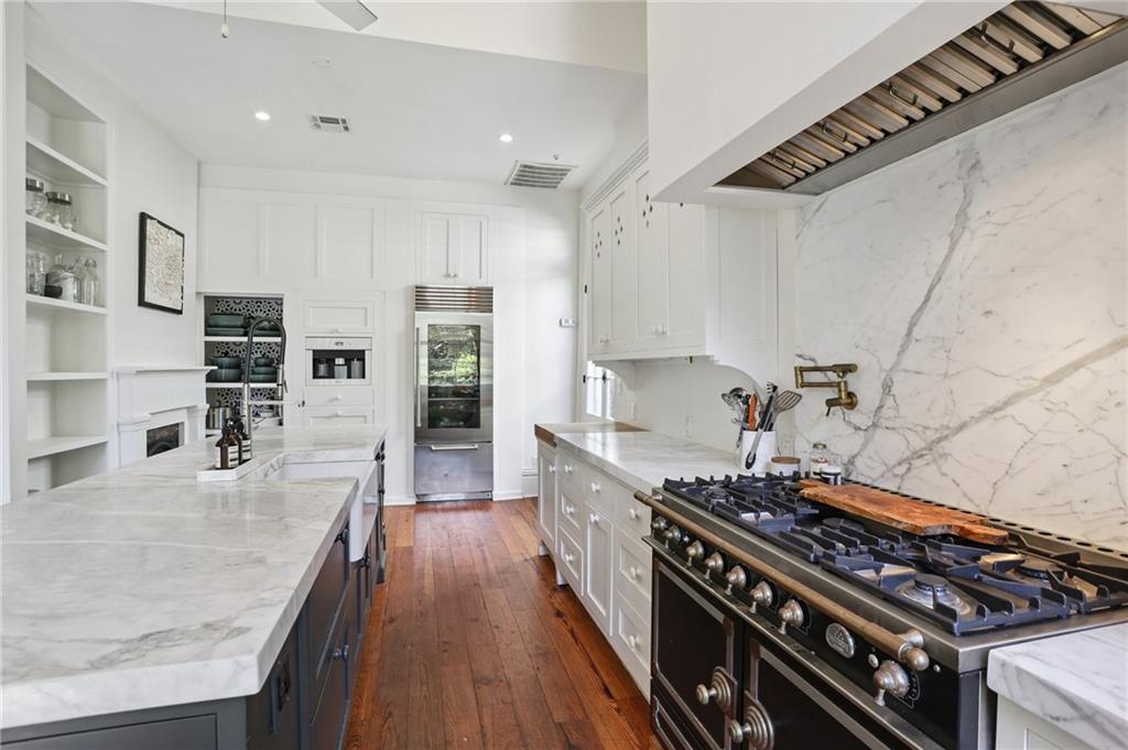 1114 BURGUNDY Street