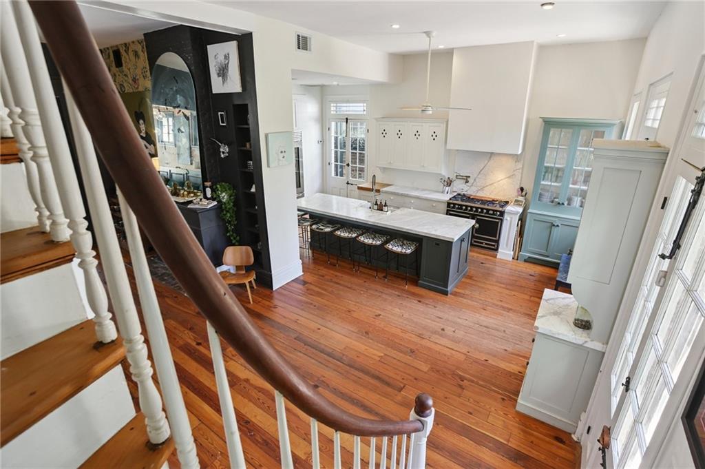 1114 BURGUNDY Street